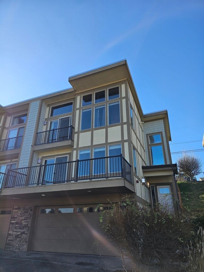 Foto del edificio - Bremerton Townhome with Puget Sound Views