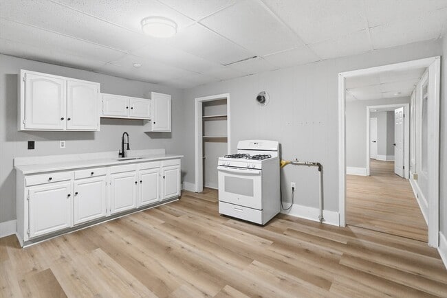 Building Photo - 168 Lunenburg St