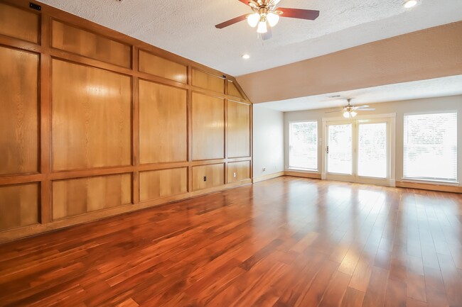 Building Photo - 3823 Pleasant Valley Dr