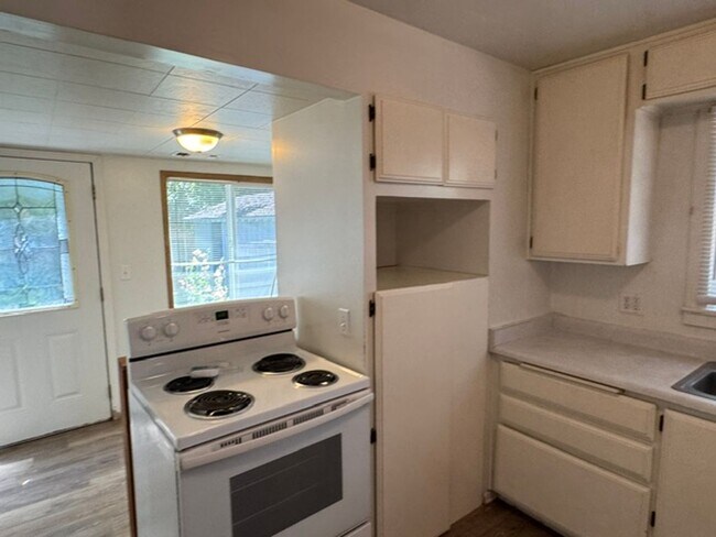 Foto del edificio - SINGLE FAMILY HOME WITH BONUS ROOM OFF THE DETACHED GARAGE- GARDNERS DREAM