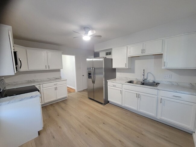 Building Photo - Amazing Newly Remodeled 3+/2BA Ranch & Garage