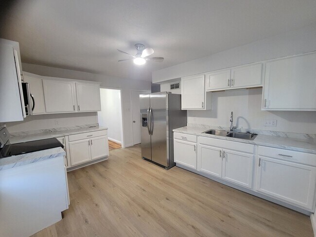 Foto del edificio - Amazing Newly Remodeled 3+/2BA Ranch & Garage