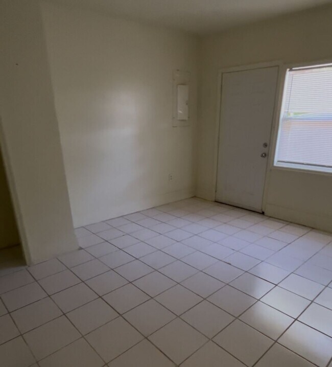 Building Photo - Beautiful 3 bedroom/ 2 bath in Poinciana. ...