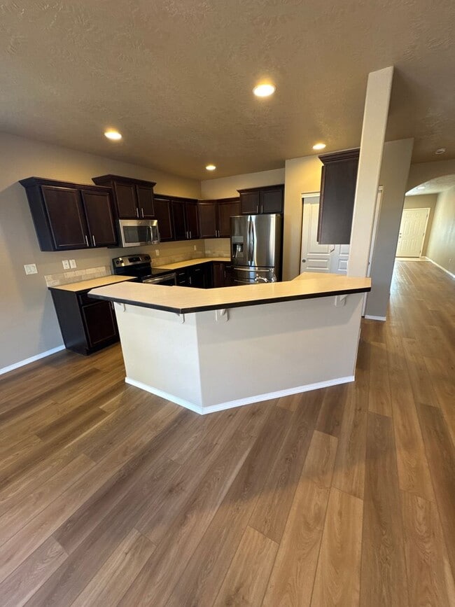 Building Photo - Modern Comfort in Prime N. Albany Location!