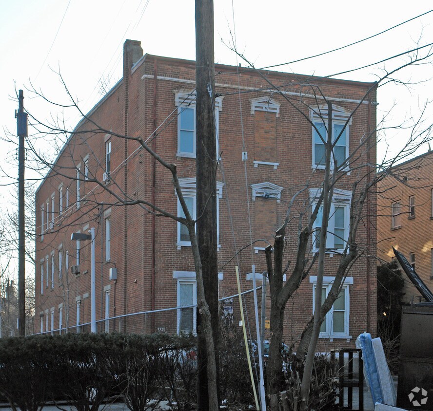 Foto del edificio - 2338 Kemper Ln