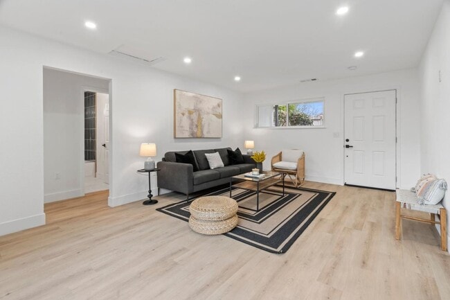 Foto del edificio - 1155 Rowena Dr