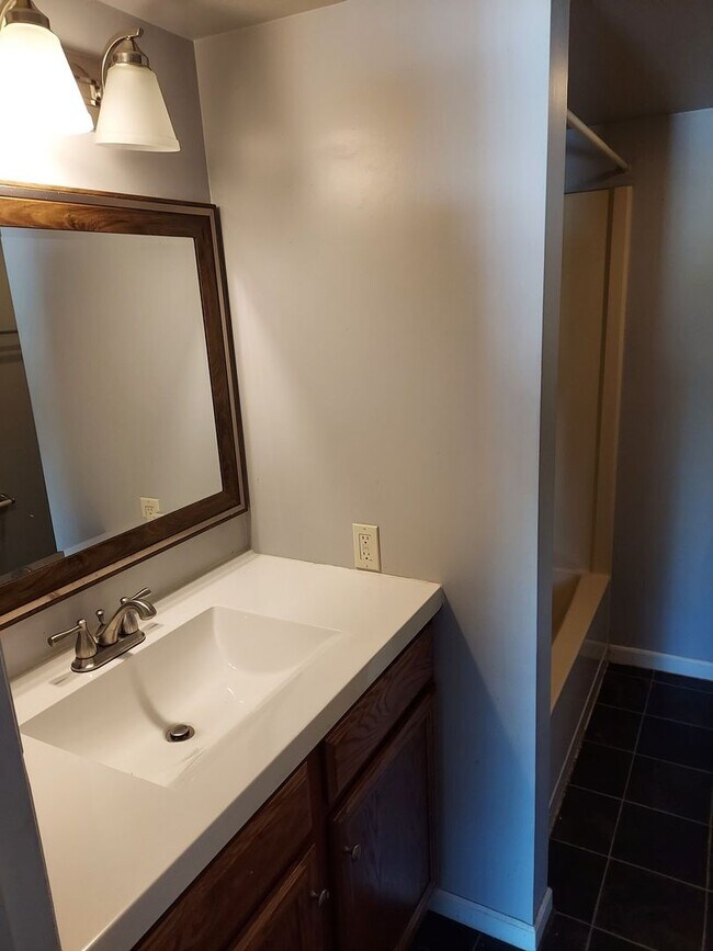 Building Photo - Very nice 3 bedroom Bethlehem Townhouse