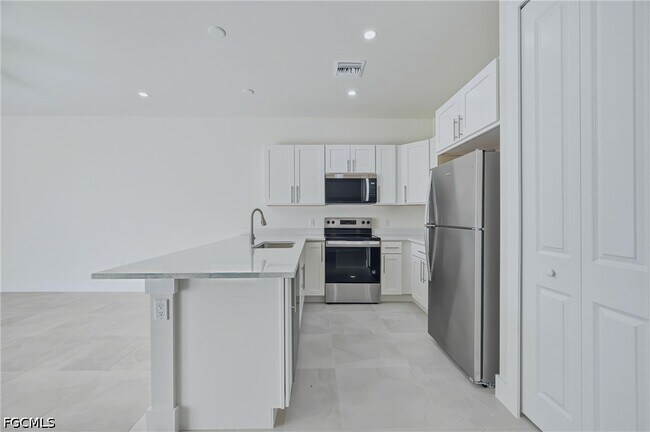 Building Photo - 2411 Lola Ave S