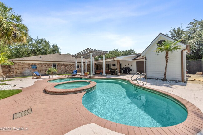 Building Photo - 1103 W Bayou Pkwy