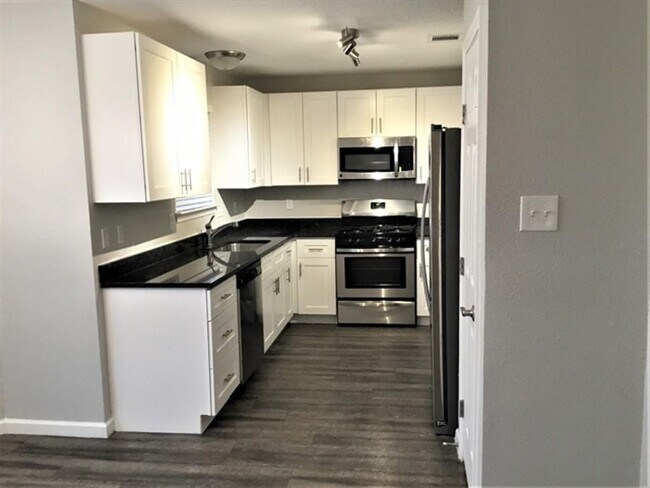 Building Photo - 541 Teal Dr