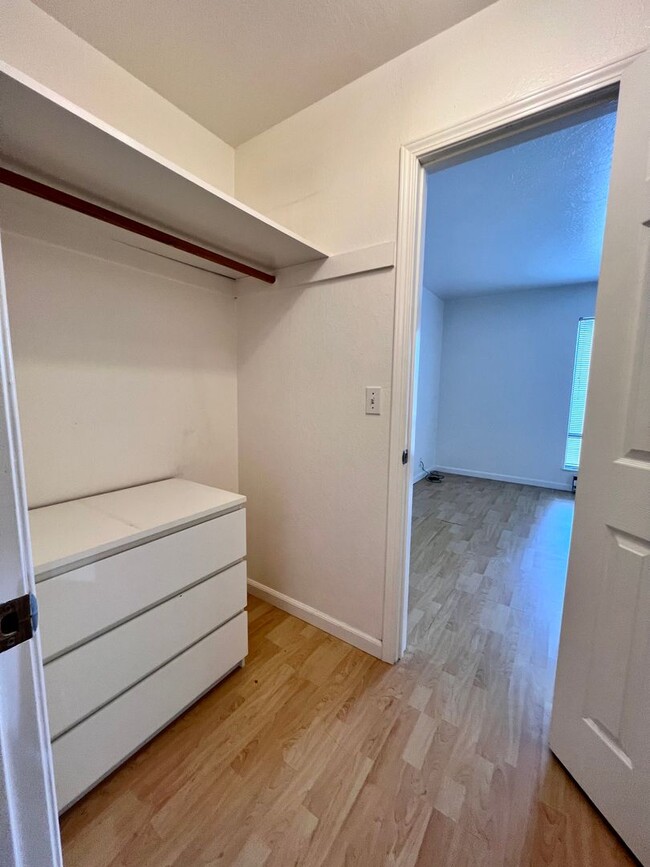 Foto del edificio - Sunny West facing one bedroom in the wonde...
