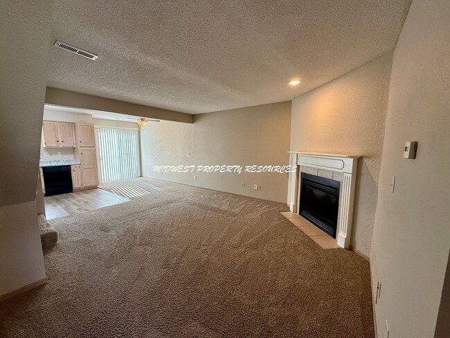 Building Photo - 2 Bedroom/2.5 Bath Townhome for Lease