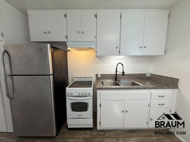 Foto del edificio - 15634 Leadwell St
