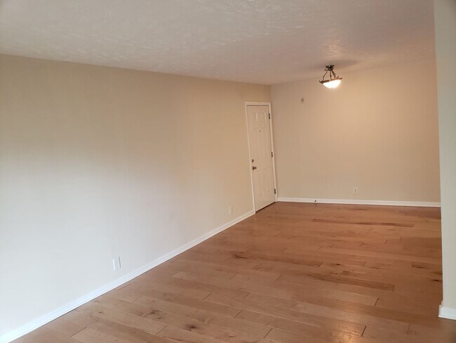 Foto del edificio - South Nashville Flat Overlooking Pool