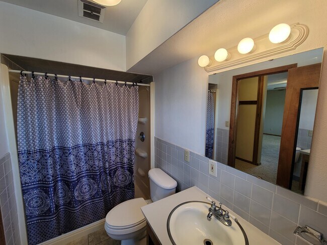 Foto del edificio - 220 W 8th St