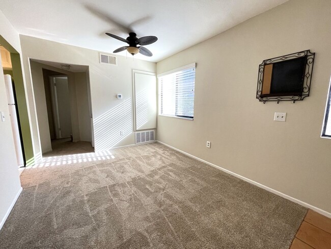 Building Photo - Lovely Condo Available in Vista!