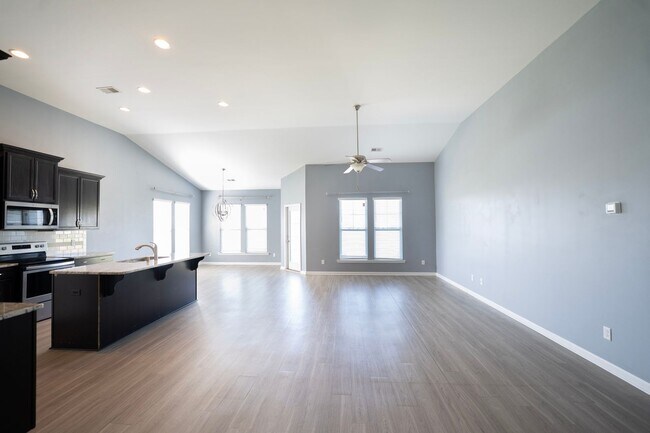 Foto del edificio - Available Soon!