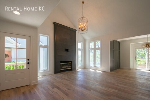 Building Photo - Stunning totally updated Waterfront Villa ...