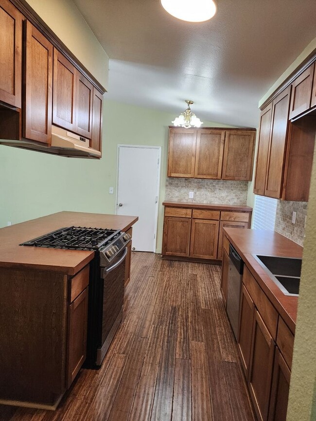 Building Photo - 3 Bedroom 2 Bathroom with Pool Near Davis High School
