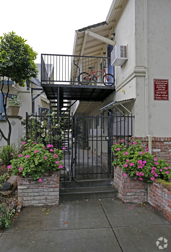 Foto del edificio - N St Apartments