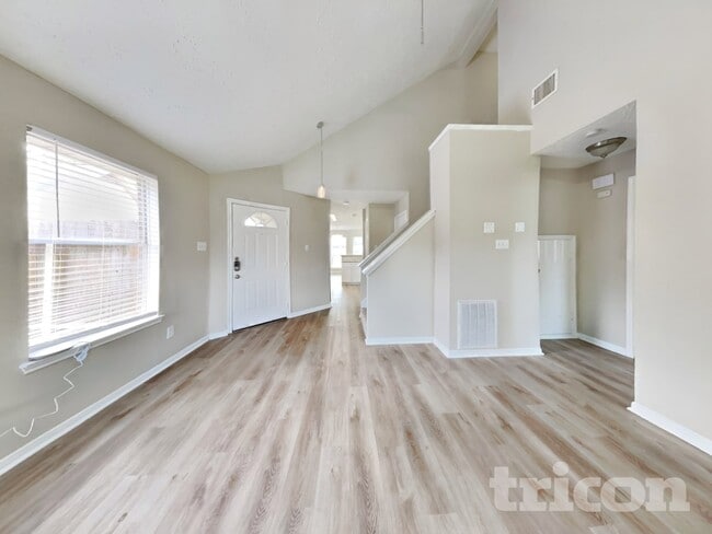 Building Photo - 2013 Greenwood Dr