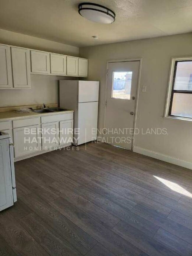 Building Photo - 1509 W Hank Ave