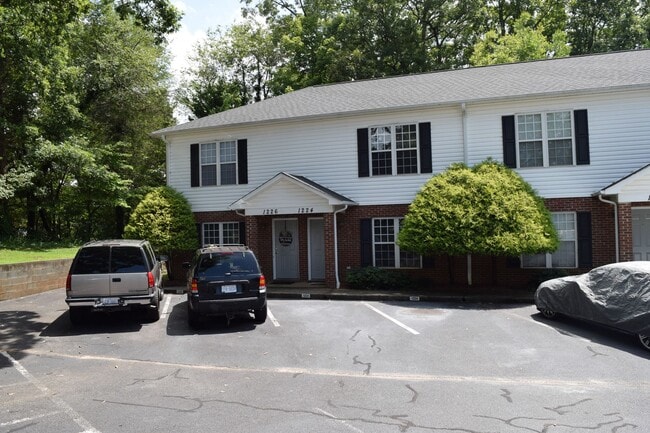 Building Photo - $1,150 | 2BR/1.5BA End Unit Townhouse – Sp...