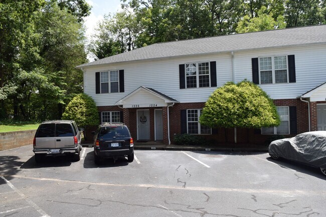Foto del edificio - $1,150 | 2BR/1.5BA End Unit Townhouse – Sp...