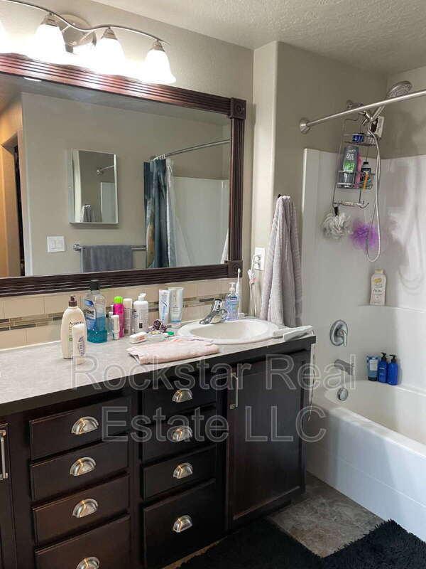 Foto del edificio - 1327 N Rogue River St