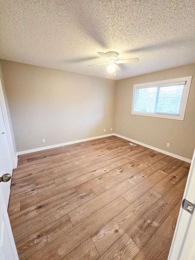 Master bedroom. - 416 Lenore Dr