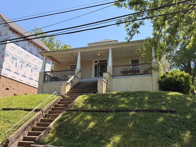 Building Photo - 1204 Valley Dr SW