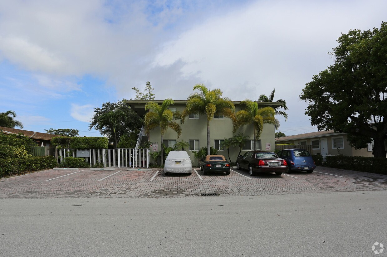Building Photo - 1353 Holly Heights Dr