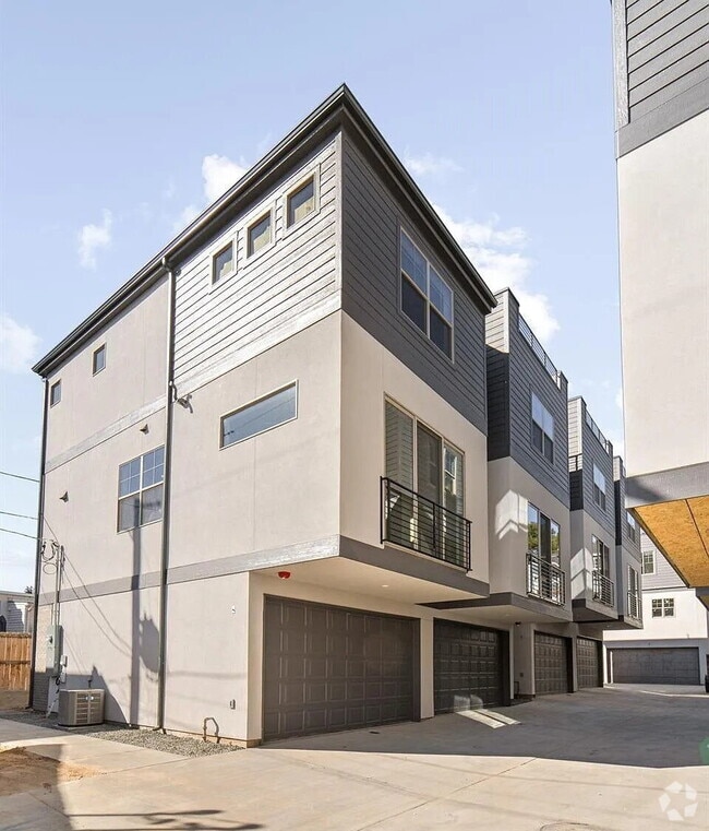 Building Photo - 2828 N Federal Blvd