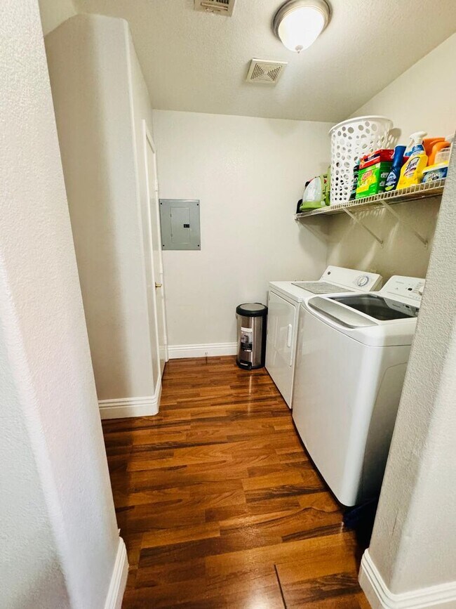 Foto del edificio - Beautiful spacious 2 bedroom 2 bathroom co...