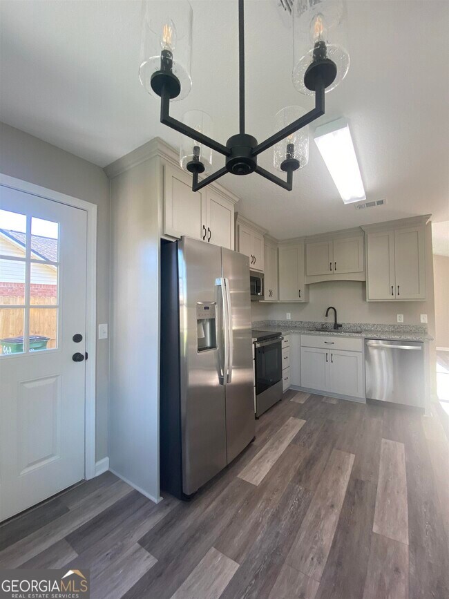 Building Photo - 208 Silver Fox Dr
