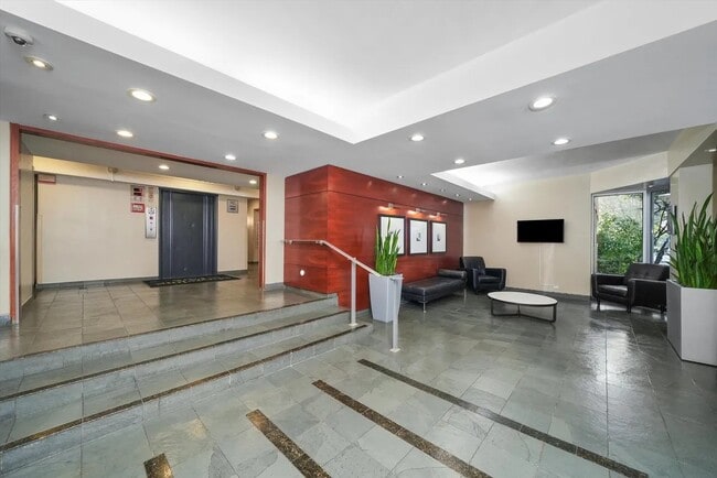 Foto del edificio - 4970 N Marine Dr