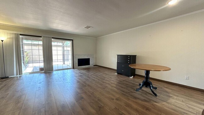 Building Photo - 2 Bedroom 1.5 Bath Townhome Available in S...