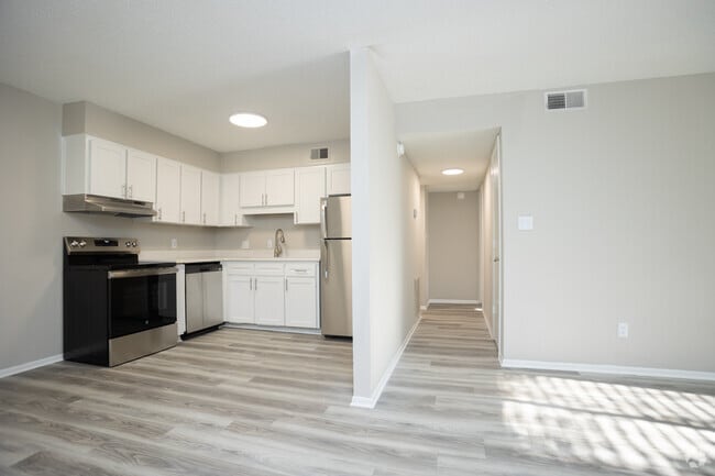 1BR, 1BA - 864SF - Entrance - Hidden Park - SMP