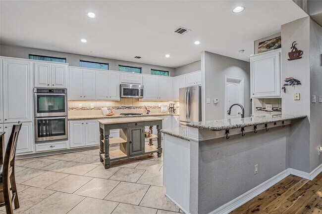 Foto del edificio - 66 Mystic Lake Cir