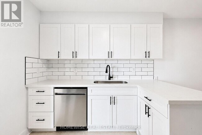 Building Photo - 2500 Bathurst St