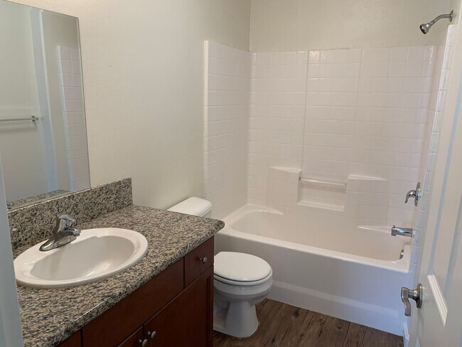 Foto del edificio - 3 Bed, 2 Bath available on Bella Oaks comi...