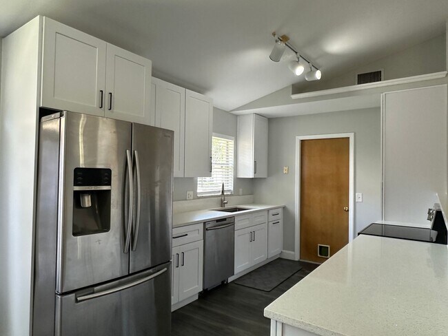 Building Photo - Updated Oviedo Home