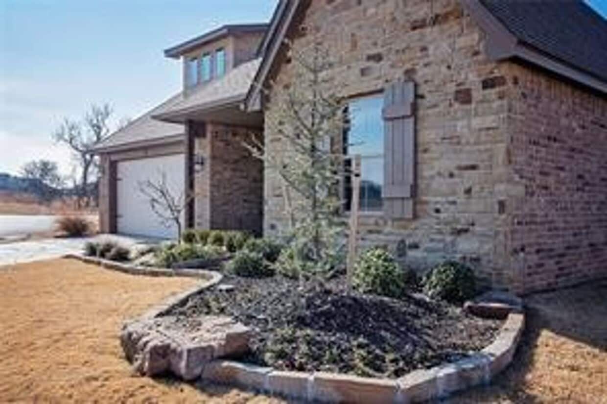 Primary Photo - 3 Bed | 2 Bath | 2 Car Garage - Bungalow S...