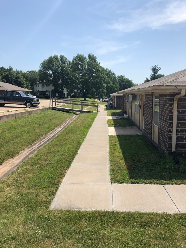 Building Photo - Parkway Village Apartments