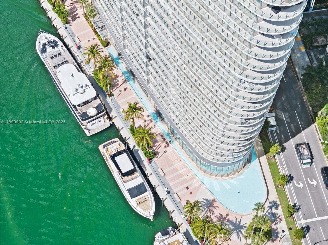 Primary Photo - 300 Biscayne Boulevard Way