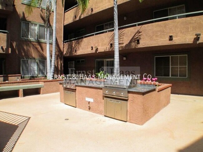 Building Photo - Fantastic 2 Bed 2 Bath Condo in Central Lo...