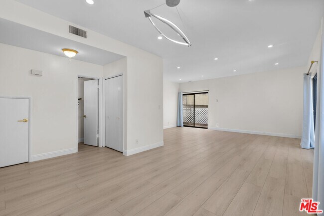 Foto del edificio - 1027 S Bedford St