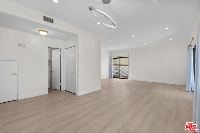 Building Photo - 1027 S Bedford St