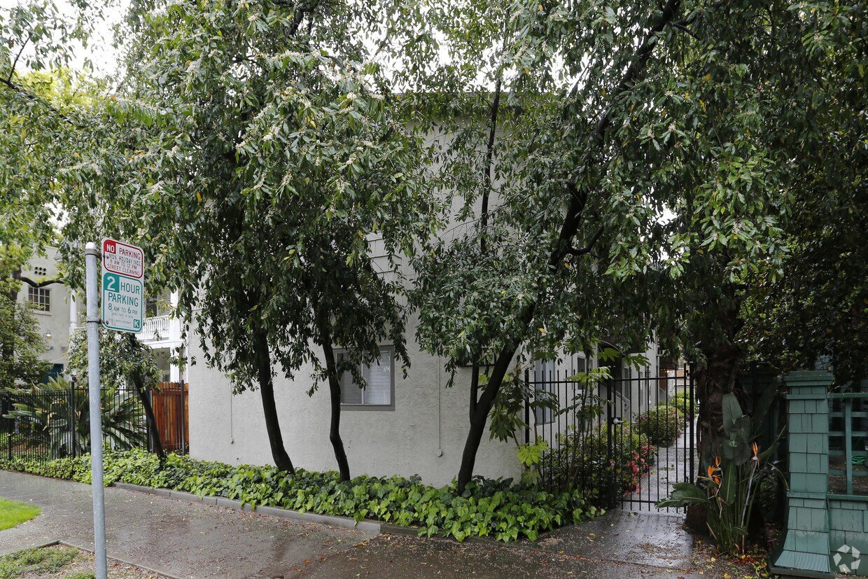 Building Photo - 1618 H St