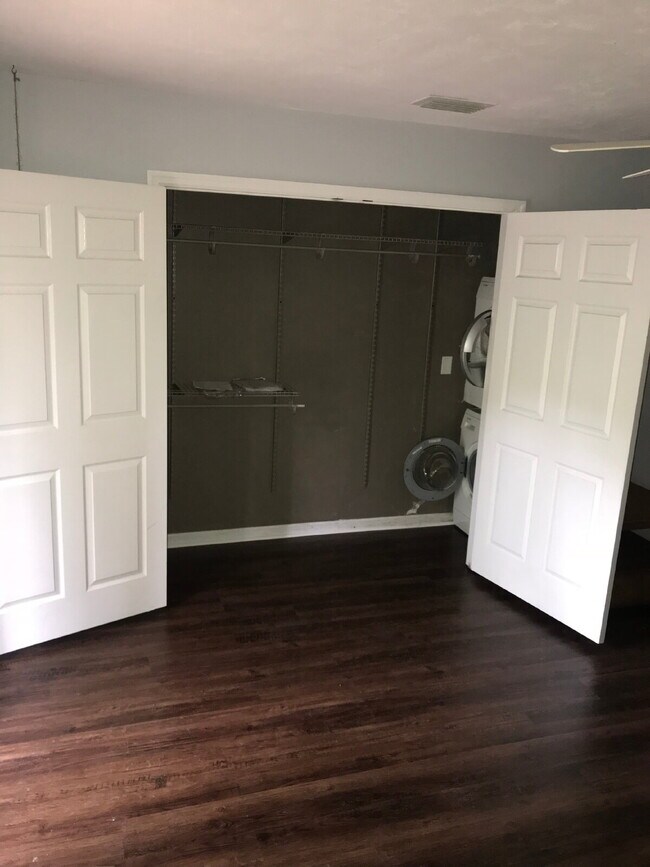 Foto del edificio - Spacious 1 BR 1 BA Available in July!